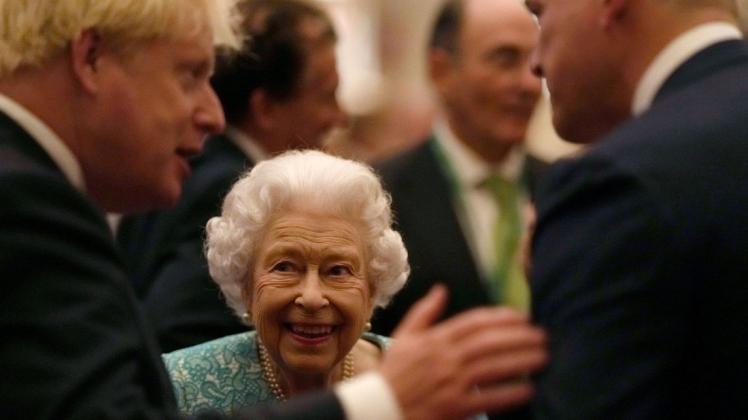 Premierminister Boris Johnson (l) hat mit Königin Elisabeth (Mitte) telefoniert. (Archivbild)