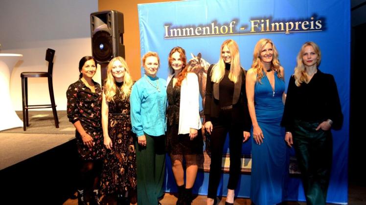 Ehrengäste der Immenhof-Gala, die erstmals auf dem Gut stattfand: (von links) Vanida Karun, Annina Euling, Marita Marschall, Marie Zielcke, Larissa Marolt, Bianca Karsten und Sinja Dieks.
