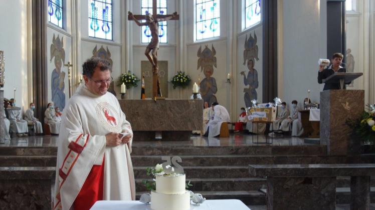 Torte zum silbernen Jubiläum: Guido Wachtel (52) ist seit 25 Jahren katholischer Pfarrer. Auf der Kanzel: Laudatorin Gertrud Rolfes