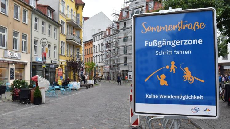 Drei Monate lang wurde der bereich Am Brink in der Rostockler KTV in eine Fußgängerzone umgewandelt. Drei Monate lang wurde der bereich Am Brink in der Rostockler KTV in eine Fußgängerzone umgewandelt.