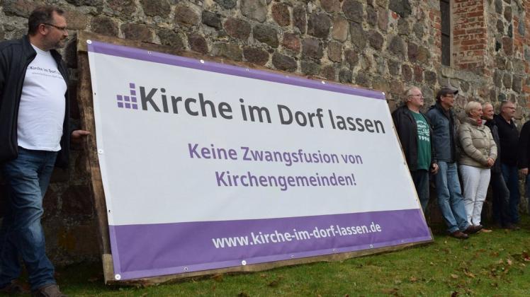 Protest am Sonntagnachmittag vor der Düpower Dorfkirche