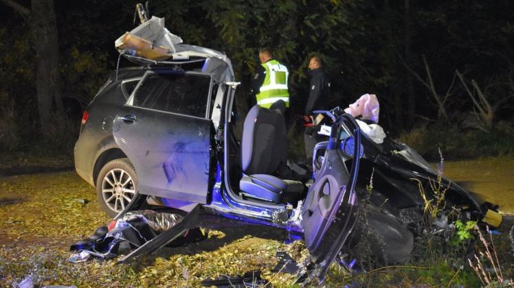 Zwei 15 und 17 Jahre alte Prignitzer sind bei diesem Autounfall nahe Triglitz ums Leben gekommen. Insgesamt sechs Personen befanden sich in dem Wagen.
