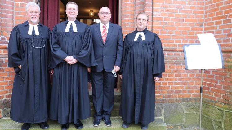 Vor dem festlichen Gottesdienst in Hagenow: Die Pastoren Volker Höppner, Matthias Galleck (Picher)  und Andreas Lange (Vellahn) mit Gunnar Timm von der Hagenower Kirchengemeinde.