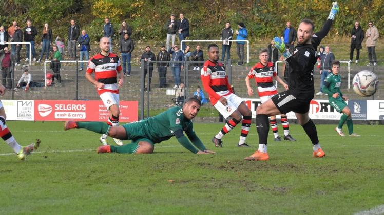 VfB-Angreifer Malek Fakhro sorgt gegen Altona 93 in dieser Szene per Flugkopfball mit seinem fünften Saisontreffer für die Entscheidung.