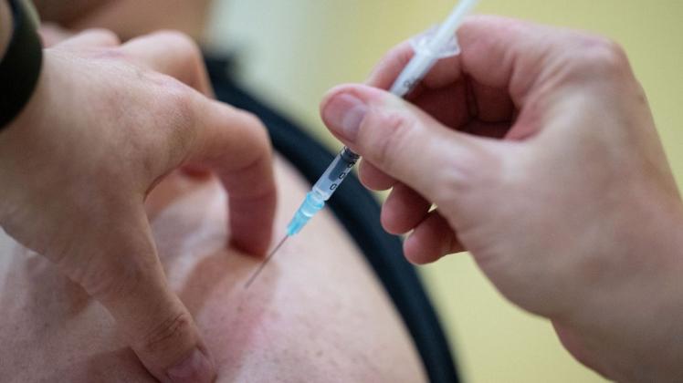 Ein Mann wird in einem Altenpflegeheim mit einer Dosis eines Covid-19 Impfstoffes geimpft.