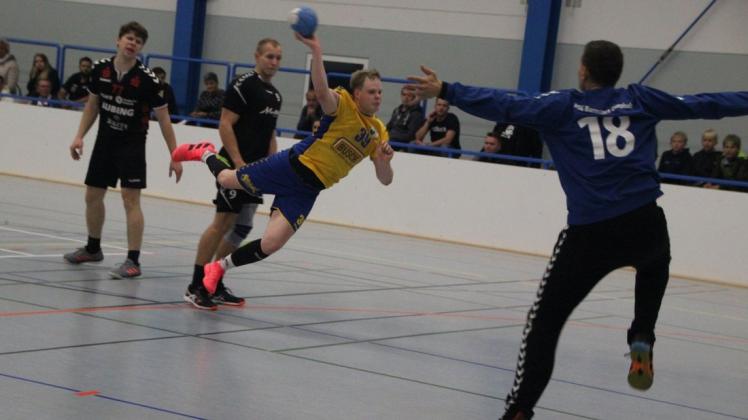 Die Eickener Handballer um den treffsicheren Nils Sundermann (am Ball) landeten gegen die HSG Hunte-Aue Löwen einen wichtigen Sieg im Kampf um den Klassenerhalt.