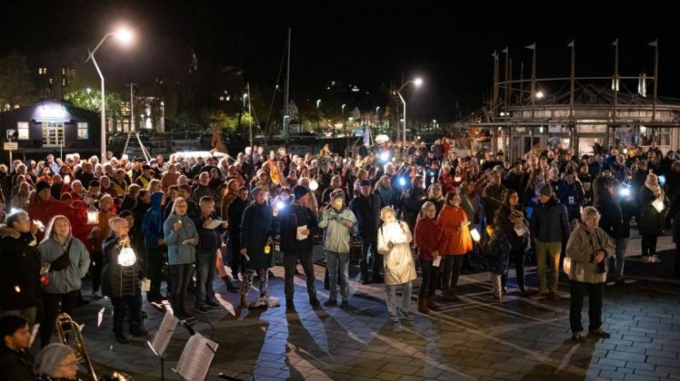 Etwa 500 Menschen feierten den Reformationstag vor der Holzbrücke am Hafen mit Andacht und gemeinsamem Singen.