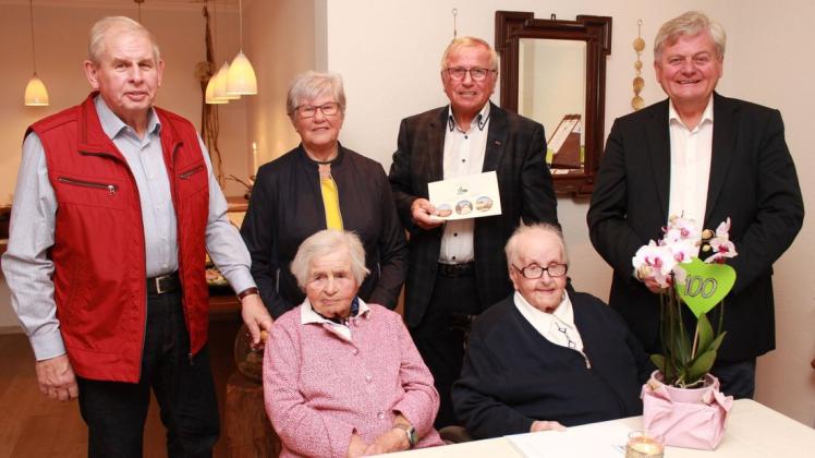 Ihren 100. Geburtstag feierte Henni Hugo (vorn rechts). Es gratulierten (von links) Sohn Günther, Tochter Irene, Peter Kovermann und Johannes Klecker. Vorne neben der Jubilarin sitzt ihre Schwester Luise Koch.