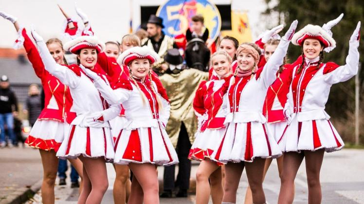 Am 11.11. um 11.11 Uhr werden die Funkengarden des SKV zum Auftakt der 52. Satower Karnevalssaison endlich wieder für karnevalistisches Flair vor dem Rathaus sorgen.