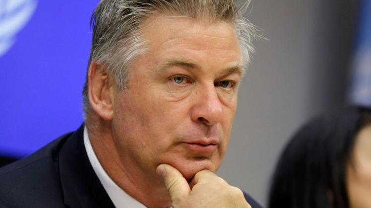 Tragischer Protagonist des tödlichen Unfalls am Filmset: Alec Baldwin hat bei den Dreharbeiten zu "Rust" versehentlich die Kamerafrau Halyna Hutchins erschossen.