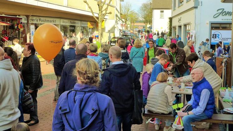 Für eine volle Dorfstraße (wie hier 2017) will die Gemeinde Hagen 2022 mit drei verkaufsoffenen Sonntagen und mehreren Festen sorgen.