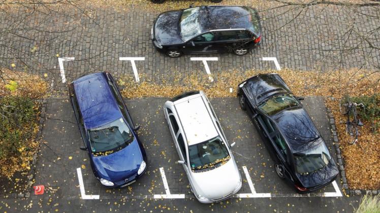 Neue Parkplatzmarkierungen in der Jahnstraße: Wo vorher vier Autos parkten, haben jetzt nur noch drei Fahrzeuge Platz.