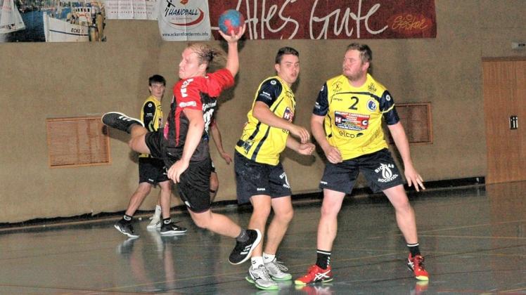 Marius Heldt (am Ball), Kreisläufer beim Tabellenführer Eckernförder MTV, kommt hier im Heimspiel der Handball-Kreisoberliga Nord+Nordsee gegen die HSG SZOWW II zum Wurf.