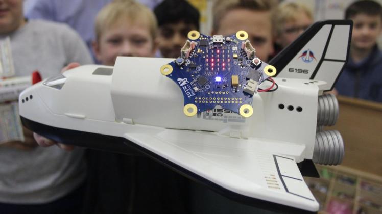 Sieht toll aus, ist aber nur symbolisch: Den Mini-Computer der Robotik-AG der Kantor-Wiebold-Grundschule und das Space-Shuttle-Modell hat AG-Leiter Stefan Sayk zusammengefügt. Beide fliegen nicht in den Weltraum. Die von den Viertklässlern programmierte Software aber schon. Sieht toll aus, ist aber nur symbolisch: Den Mini-Computer der Robotik-AG der Kantor-Wiebold-Grundschule und das Space-Shuttle-Modell hat AG-Leiter Stefan Sayk zusammengefügt. Beide fliegen nicht in den Weltraum. Die von den Viertklässlern programmierte Software aber schon.