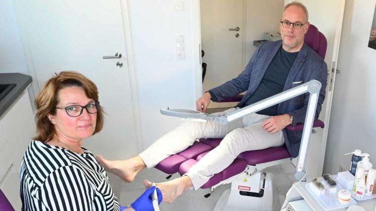 Zeigt her Eure Füße: Doris Holzmann kümmert sich um die Füße von Bürgermeister Markus Frerker.
