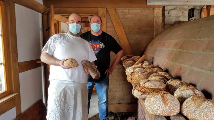 Mit frischem Brot kann Bäcker Jan Barthelmeß (l.) auch am Wochenende in Banzkow aufwarten. Gemeindevertreter Guido Klüver freut sich über die Zusage des Bäckers.
