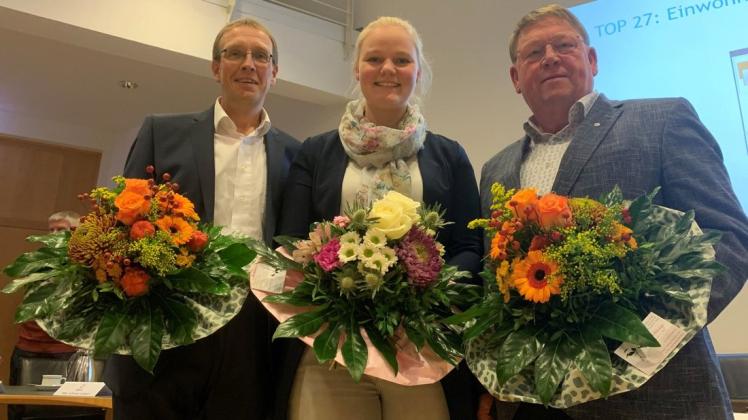 Das Trio (v.l.) Martin Menke, Verena Niehues und Hermann Schütte wurde zu stellvertretenden Bürgermeistern gewählt. Zur Amtsübernahme gab es Blumen.