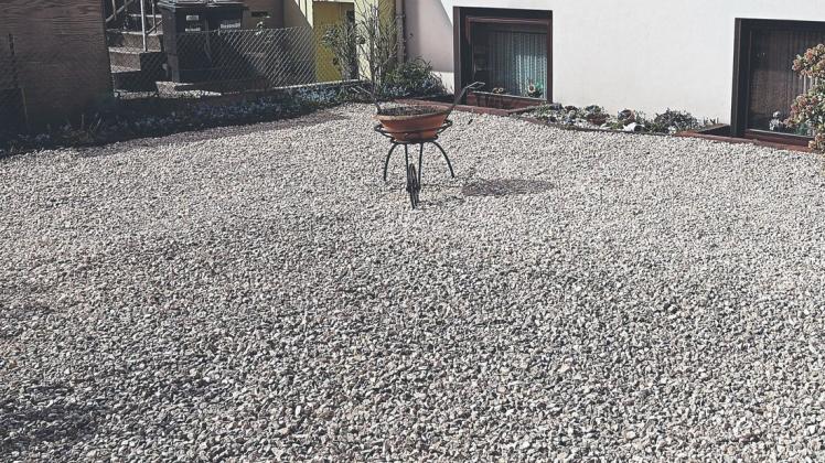 Beispiele der trostlosen Schotterwüsten als pflegeleichter „Garten“ finden sich allerorten.