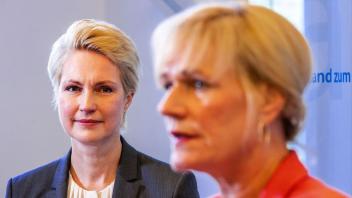 Manuela Schwesig (SPD, l), die Ministerpräsidentin von Mecklenburg-Vorpommern, und Simone Oldenburg (r), die Fraktionschefin der Linken im Landtag von Mecklenburg-Vorpommern.