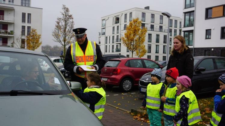 Einfach mal Danke sagen für vorbildliches Fahren, damit haben Kinder aus der Kita des Schweriner Haus des Lernens und die Schweriner Polizei am Donnerstag ein paar Autofahrer überrascht.