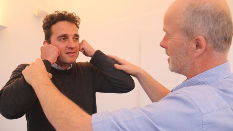 Der 37-jährige Sebastian Wagener übt gemeinsam mit seinem Therapeuten Dr. Jan Harders die wirksame Massage des Kaugelenks.