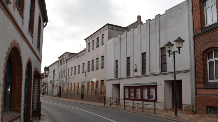 Das alte Kino mit dem denkmalgeschützten früheren Brunnenhotel in der Langen Straße von Goldberg.