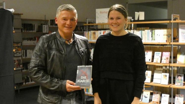 Ein spannender Abend in der Bücherei in der IGS in Fürstenau: Autor Andreas Winkelmann und Bibliothekarin Marike Rolfes.