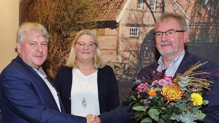 Gerd Rode (rechts) ist neuer Bürgermeister in Stavern. Zur Wahl gratulierten sein Vorgänger Helmut Rawe und die weitergewählte allgemeine Vertreterin Christel Többen.