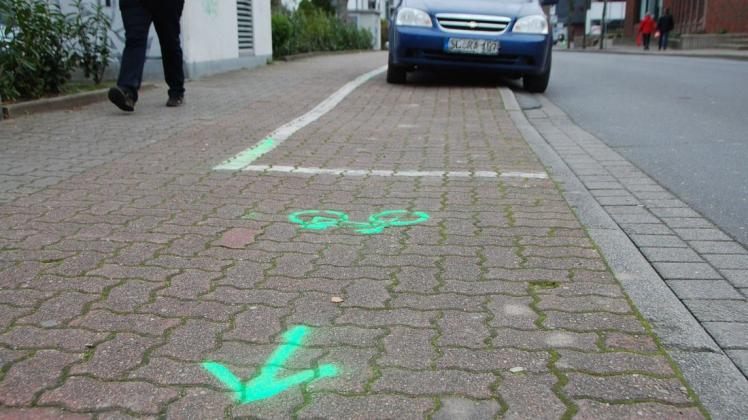 Statt illegal mit grüner Kreidefarbe Symbole auf die Straße zu malen, können Schleswigerinnen und Schleswiger nun auch einfach eine Mail an die Stadt schreiben, wenn sie Mängel an der Radinfrastruktur melden möchten.