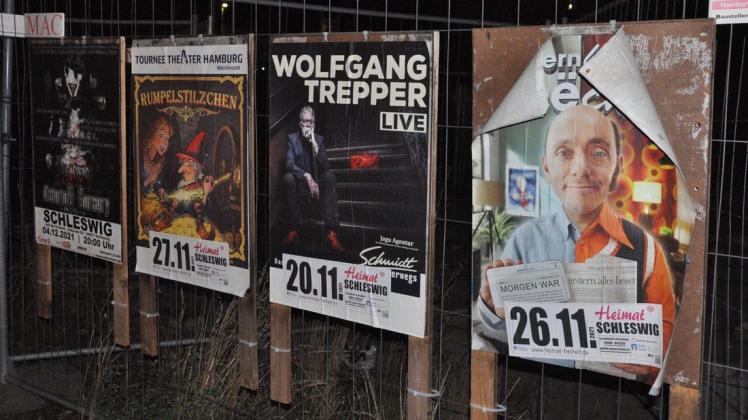 Viel los auf der Freiheit: Plakate der "Heimat" am Bauzaun des Hertie-Geländes am Stadtweg.