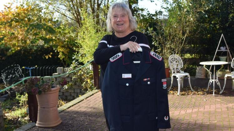 Susanne Blunck (69) war vor 30 Jahren die erste Frau, die in einer Freiwilligen Feuerwehr in Schwansen aktiv wurde. In dem Fall in Sieseby. Die Jacke von 1991 trägt sie heute noch.