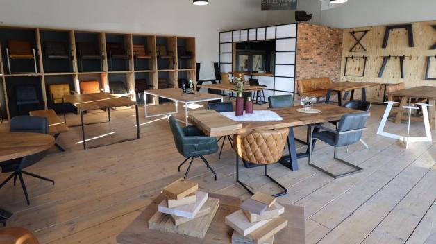 Modernes Design und echte Handarbeit - die Echtlederstühle von STEELWOOD INTERIOR sind Unikate. Modernes Design und echte Handarbeit - die Echtlederstühle von STEELWOOD INTERIOR sind Unikate.