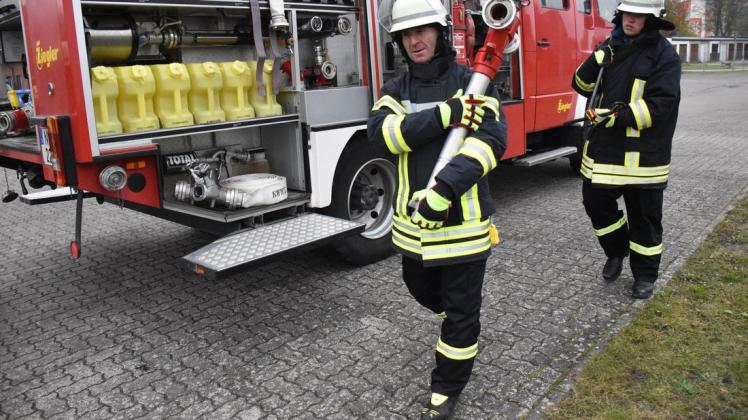 Marius Mita aus Passow absolviert einen Lehrgang zum Truppmann bei der Freiwilligen Feuerwehr Gadebusch.
