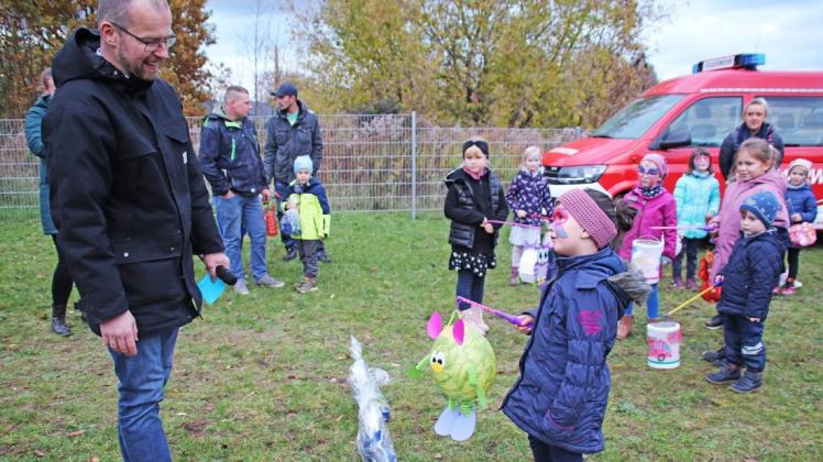 Ein Höhepunkt des Laternenfestes war die Laternen-Prämierung. Die 5-jährige Emilia Ziebel bekam für ihre selbst gebastelte Laterne aus einem Luftballon von Bürgermeister Björn Griese einen Preis.