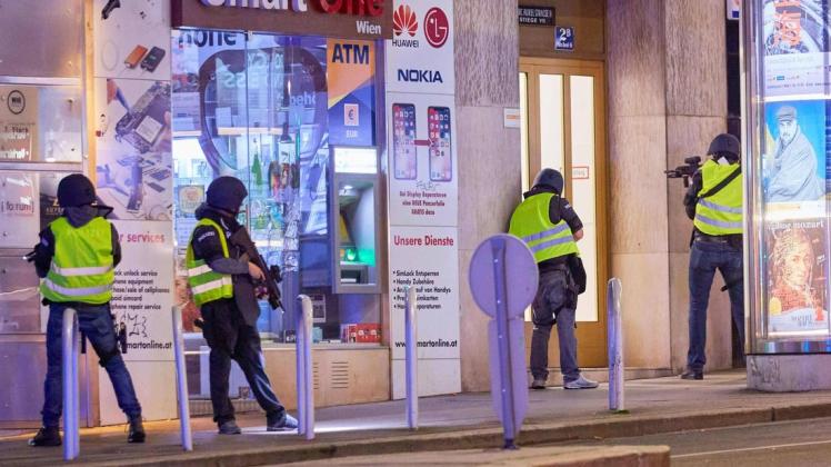 Bei dem Anschlag im November 2020 erschoss ein junger IS-Sympathisant in Wien vier Menschen. Spuren einer Sprengstoffgürtel-Attrappe, die der Attentäter trug, führen jetzt nach Osnabrück. (Archivfoto)