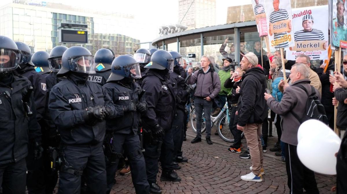 Tausende Demonstrieren Gegen Corona-Maßnahmen In Leipzig | NOZ