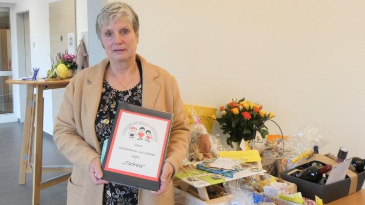 Annette Krone verabschiedete sich von ihren Schulkindern und Kollegen, denn die Rektorin der Overbergschule Voltlage geht in den Ruhestand.