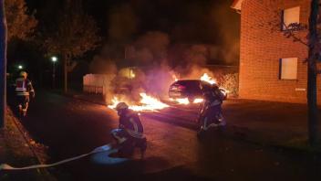 Die Feuerwehr musste am Sonntagabend einen in Flammen stehenden Audi löschen.