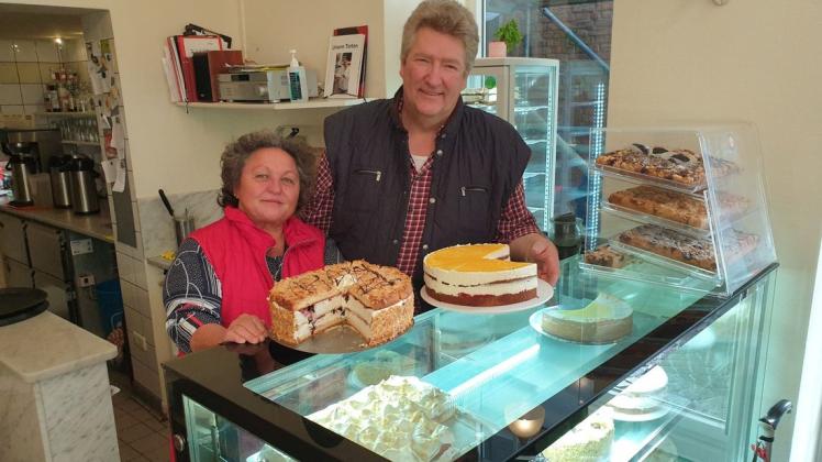 Monika und Holger Pulvermann bieten nur noch bis Sonntag, 14. November, Torten und Kuchen im Stadtcafé an. Danach wird das Inventar des Eutiner Cafés am Eutiner Marktplatz verkauft.