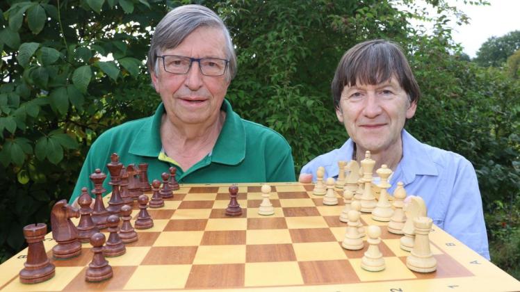 Jens-Uwe Mungard (links) und Franz Klein vom Pinneberger Schachverein haben unterschiedliche Meinungen zum Thema Online-Schach.