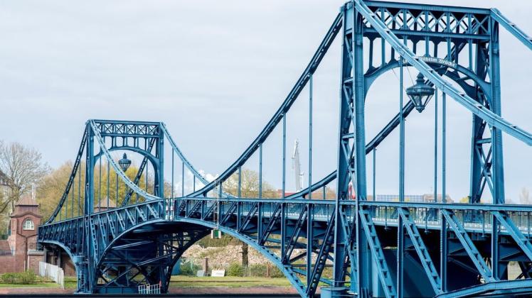 Die Kaiser-Wilhelm-Brücke am Verbindungshafen wird neu getrimmt.