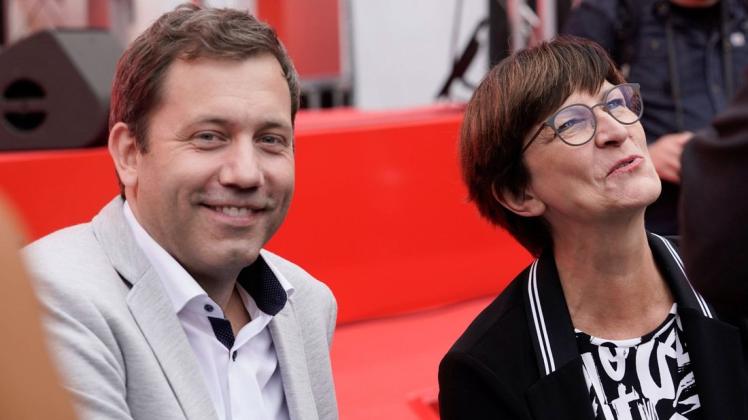 Lars Klingbeil (SPD, links) soll als Vorsitzender auf Norbert Walter-Borjans folgen.