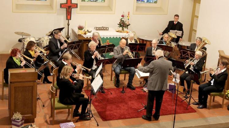 Begeisterte in der Jesus-Christus-Kirche mit einem breiten musikalischen Spektrum: der Posaunenchor Bad Rothenfelde unter der Leitung von Dieter Zilk.
