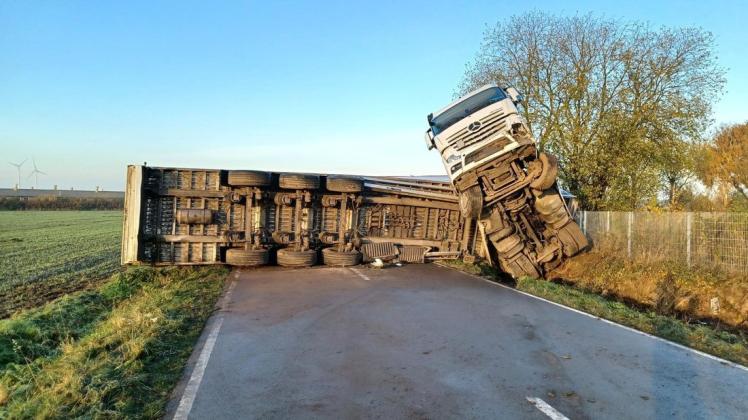 Nach einem Unfall im Landkreis Diepholz ist ein Lkw in ungewöhnlicher Lage liegen geblieben.