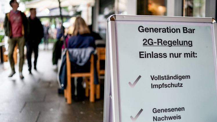 In Mecklenburg-Vorpommern gilt mittlerweile ein 2G-Optionsmodell. Das bedeutet, dass Betreiber von Restaurants und Geschäften selbst entscheiden können, ob sie 2G oder 3G anwenden, wie hier in einem Hamburger Restaurant.