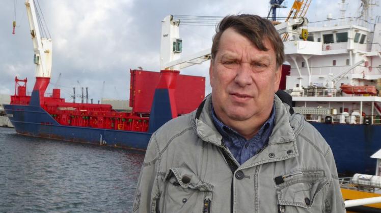 Der langjährige Schiffsmakler Hans-Herbert Greinert, hier vor dem Hafenbecken B, geht in den Ruhestand.