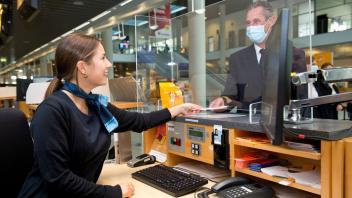 Gut aufgehoben fühlt sich nicht nur Lufthansa-Kapitän Bastian Rietvelt am Check-In-Schalter bei der stets freundlichen und hilfsbereiten Celina Kosog, die demnächst am FMO ihre Ausbildung als Servicekauffrau im Luftverkehr abschließt.