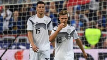 Ein Bild aus infektions-irrelevanten Tagen: Niklas Süle, Joshua Kimmich (von links). Foto: imago/Koch