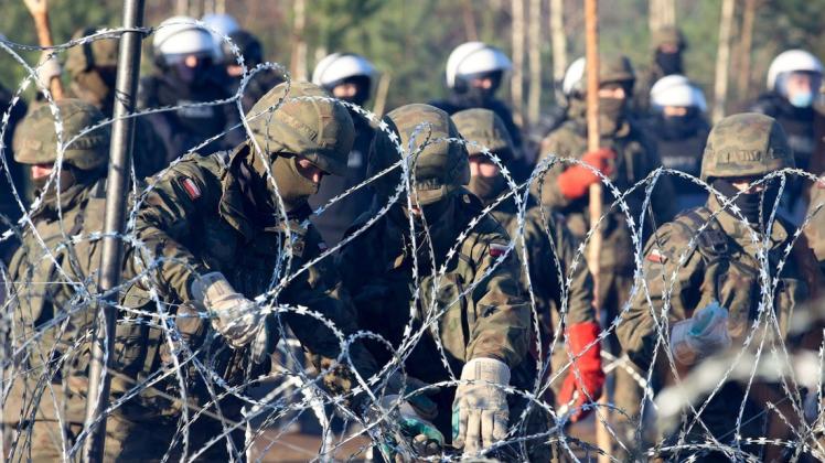 Polnische Polizisten an der belarussisch-polnischen Grenze: Zwei Gruppen soll der Durchbruch der Grenze gelungen sein.