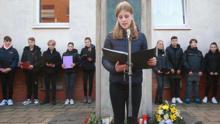 Paula ist eine der Schülerinnen der Evangelischen Schule Dettmannsdorf, die an der Stele die Namen der vielen Toten verlasen.